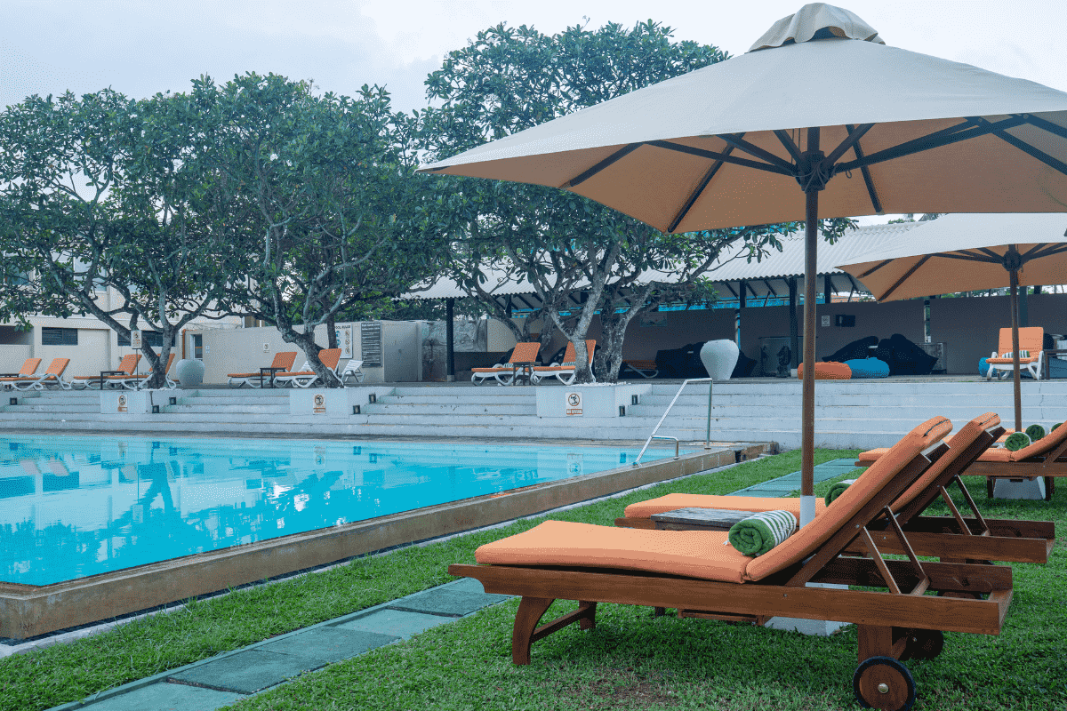POOLSIDE PARADISE
